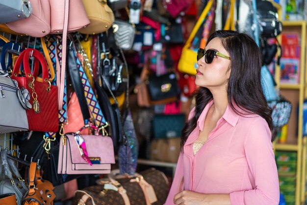 Foto mujer con gafas de sol de pie en el mercado