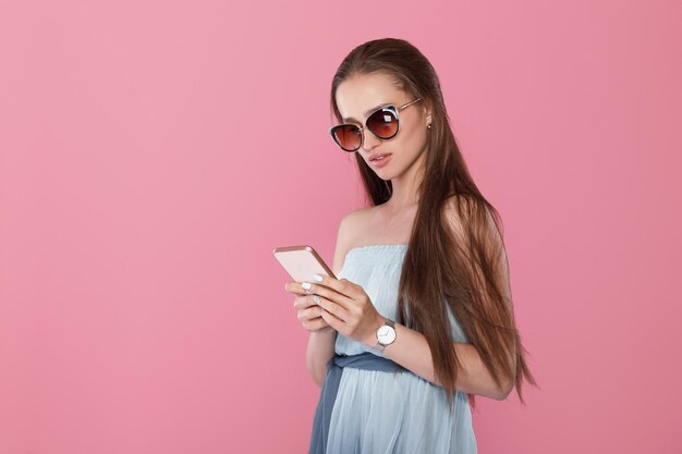 Mujer con gafas de sol con smartphone