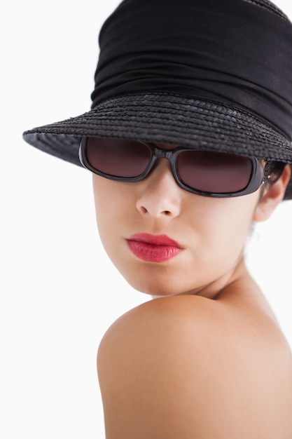 Foto mujer con gafas de sol y sombrero