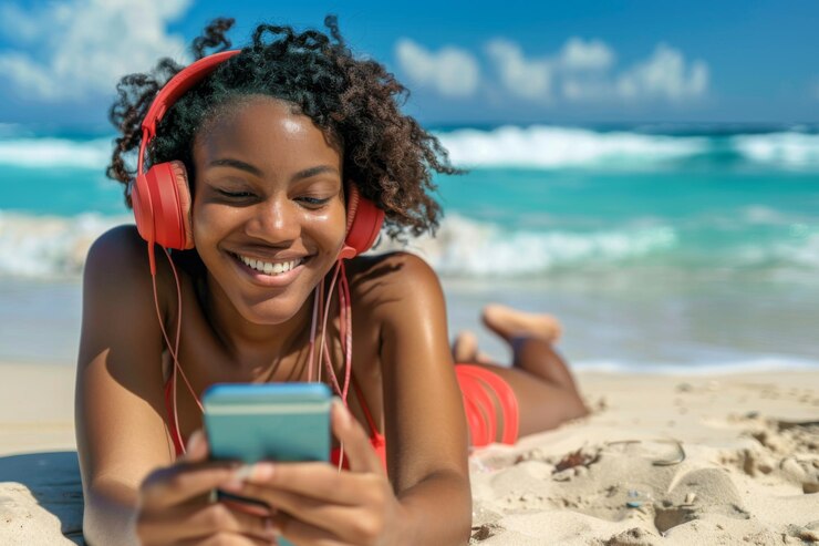 Mujer con gafas de sol tomando una selfie en una playa soleada