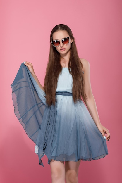 Mujer con gafas de sol y vestido azul