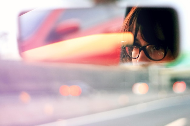 Foto mujer con gafas de sol