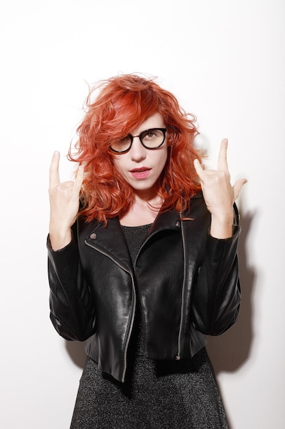 mujer con gafas vestida de negro con pose de rock