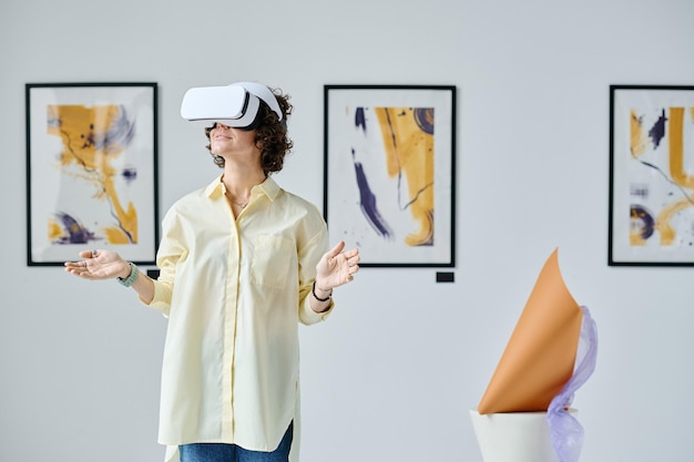 Mujer con gafas VR en galería de arte