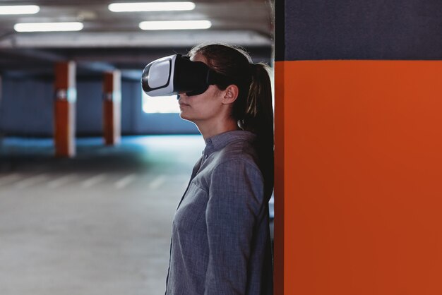 mujer con gafas vr en interiores