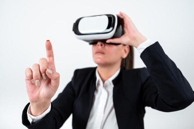 Mujer con gafas Vr y señalando mensajes importantes con un dedo Empresaria con gafas de realidad virtual y mostrando información crucial