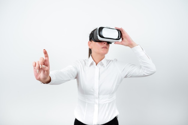 Mujer con gafas Vr y señalando mensajes importantes con un dedo Empresaria con gafas de realidad virtual y mostrando información crucial