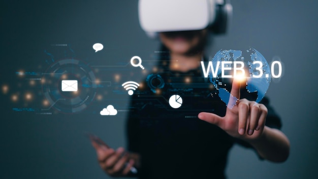 Mujer con gafas VR y tocando Web 30 en una pantalla futurista Tecnología y concepto WEB 30 Concepto Web 30