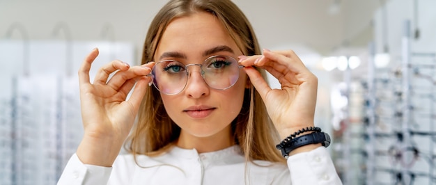 Mujer con gafas.