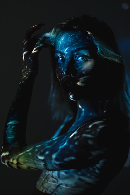 Foto mujer galaxia retrato de silueta energía espiritual libertad mente arte conceptual hermosa mujer desnuda con luces borrosas reflejo milagroso aislado en lente oscura llamarada doble exposición