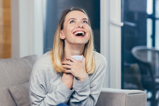 mujer ganadora gritando sí regocijándose éxito mirando celular