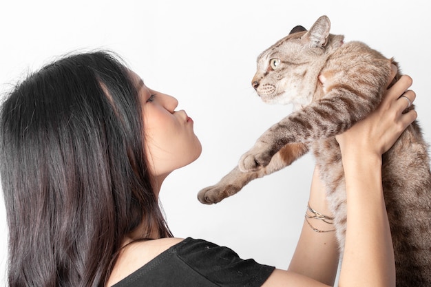 Mujer y gato sobre fondo blanco.