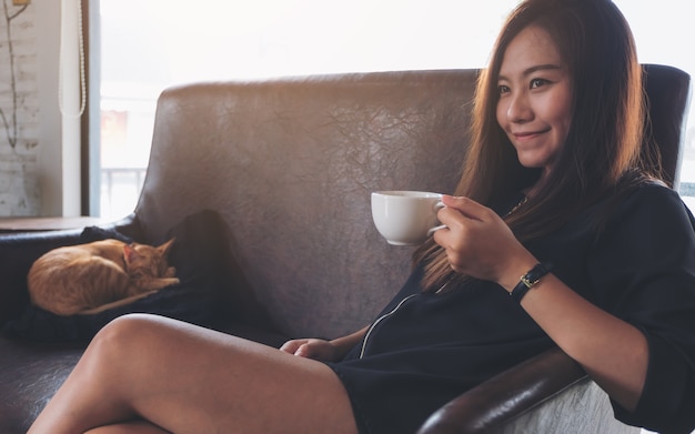 Mujer y un gato