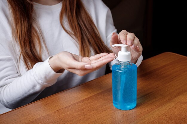 Foto mujer con gel desinfectante de manos