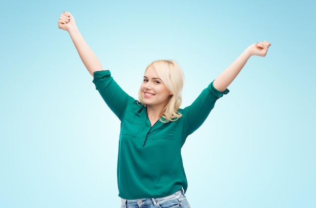 mujer, género, alegría, talla grande y concepto de personas - mujer joven feliz con camisa y jeans sobre fondo azul