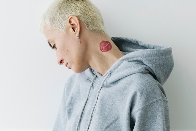 Mujer genial con una sudadera con capucha gris