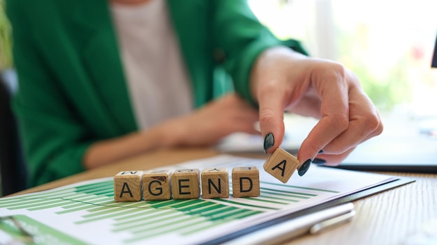 La mujer gerente agrega el concepto de planificación del horario de trabajo de la agenda de letras a palabras