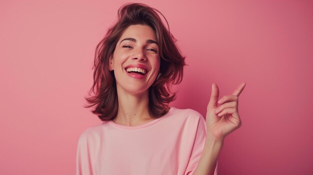 Foto mujer gestando una señal de paz