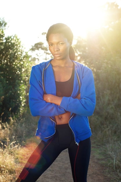 Mujer de gimnasio afuera con sudadera azul