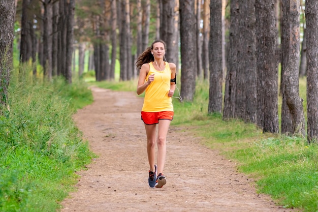 Mujer de gimnasio corriendo al aire libre