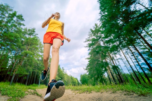 Mujer de gimnasio corriendo al aire libre