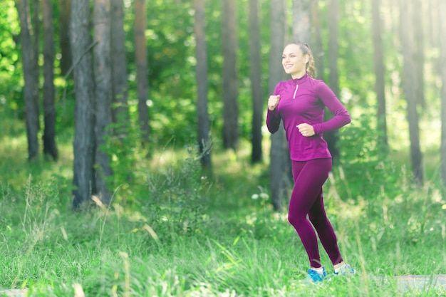 Mujer de gimnasio corriendo al aire libre