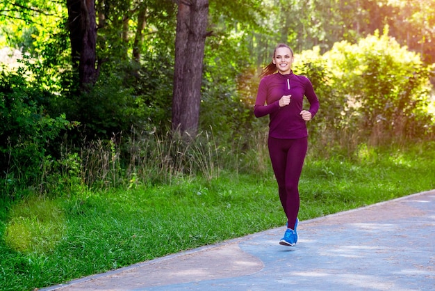 Mujer de gimnasio corriendo al aire libre