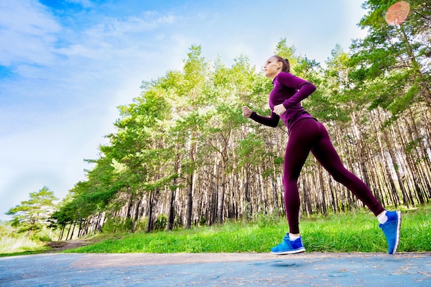 Mujer de gimnasio corriendo al aire libre