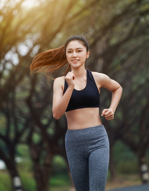 mujer de gimnasio corriendo en el parque