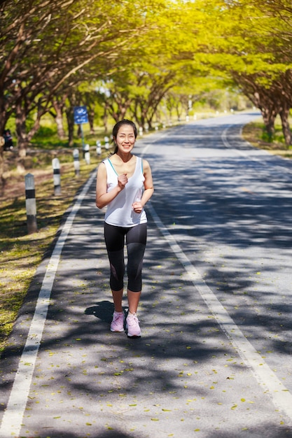 mujer de gimnasio corriendo en el parque