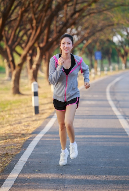 mujer de gimnasio corriendo en el parque