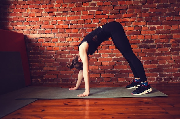 Mujer en el gimnasio haciendo estiramientos