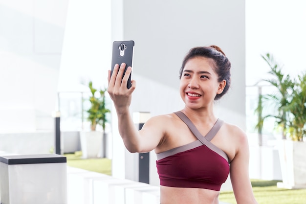 Mujer de gimnasio con smartphone