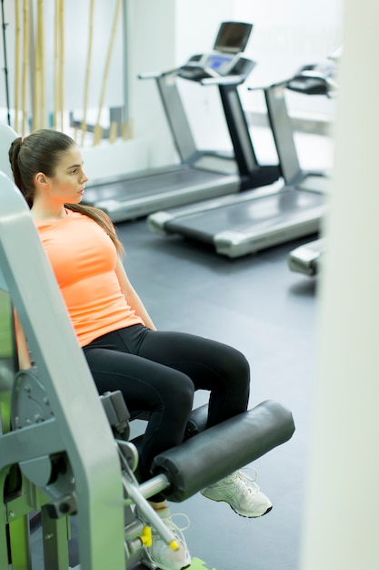 Foto mujer en el gimnasio