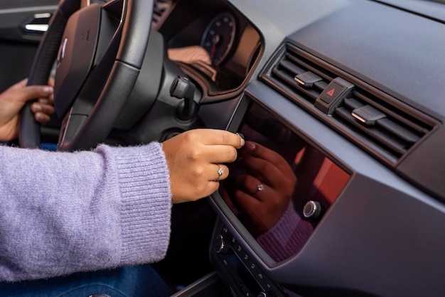 Mujer girando el botón de la radio