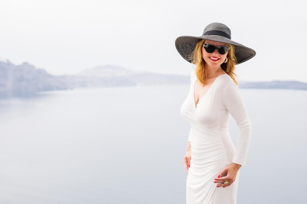 Mujer glamorosa con vestido blanco