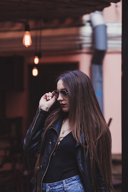 Mujer glamour en gafas de sol