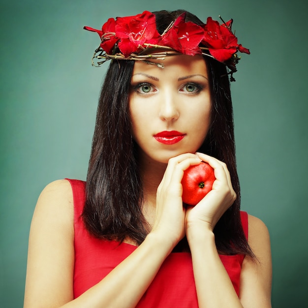 Mujer glamour con manzana sana