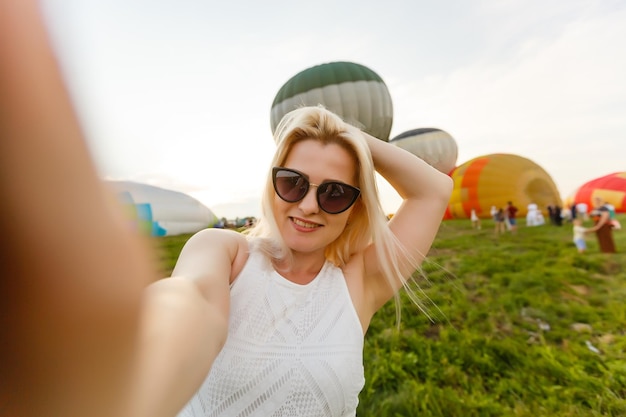 mujer y un globo aerostático, verano