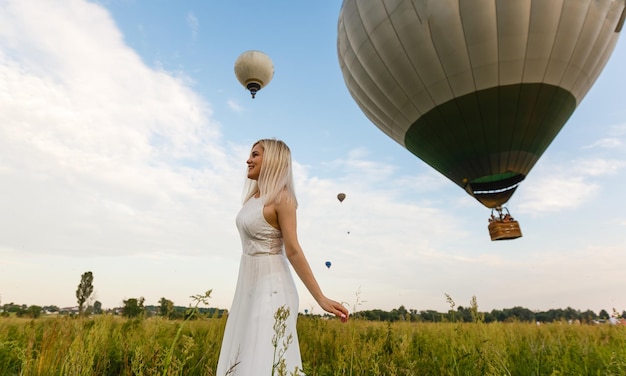 mujer y un globo aerostático, verano