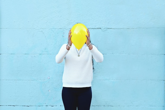 Foto mujer con un globo en la cabeza