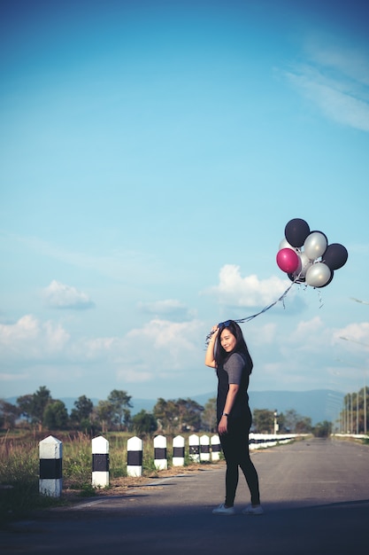 Foto mujer con globo