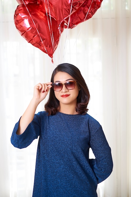 Mujer con globos en fiesta