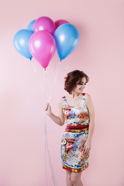 Foto mujer con globos