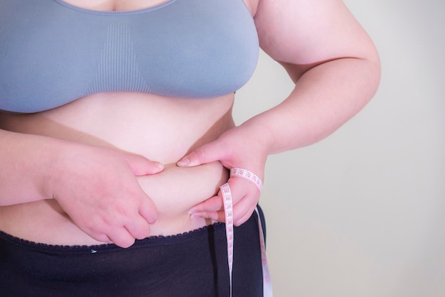 Mujer gorda Dar forma a un músculo estomacal saludable y un estilo de vida dietético
