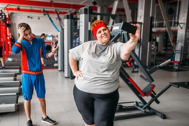 Hombre Flaco En Ropa Deportiva Muestra Sus Músculos, Gimnasio Fotos,  retratos, imágenes y fotografía de archivo libres de derecho. Image 95366683