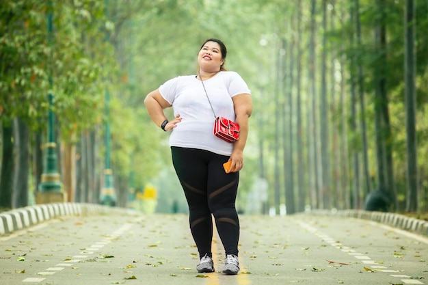 La mujer gorda parece segura en el camino