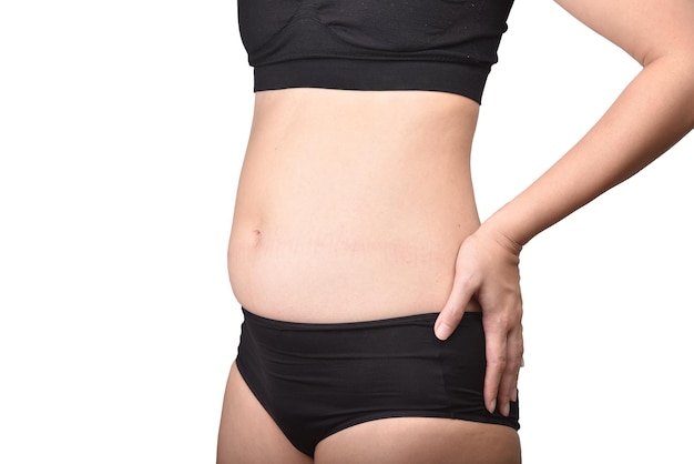Mujer gorda de pie y mostrando la grasa del vientre mujer con sobrepeso y obesidad
