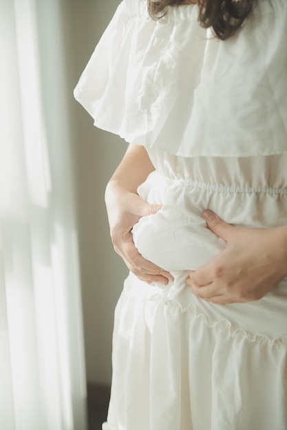 Foto mujer gorda que mide la mujer gorda vientre gordo gordito panzón deporte recreación cuidado de la salud perder grasa abdominal no hacer ejercicio concepto