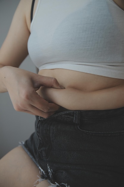 Mujer gorda que mide la mujer gorda vientre gordo gordito panzón deporte recreación cuidado de la salud perder grasa abdominal no hacer ejercicio concepto